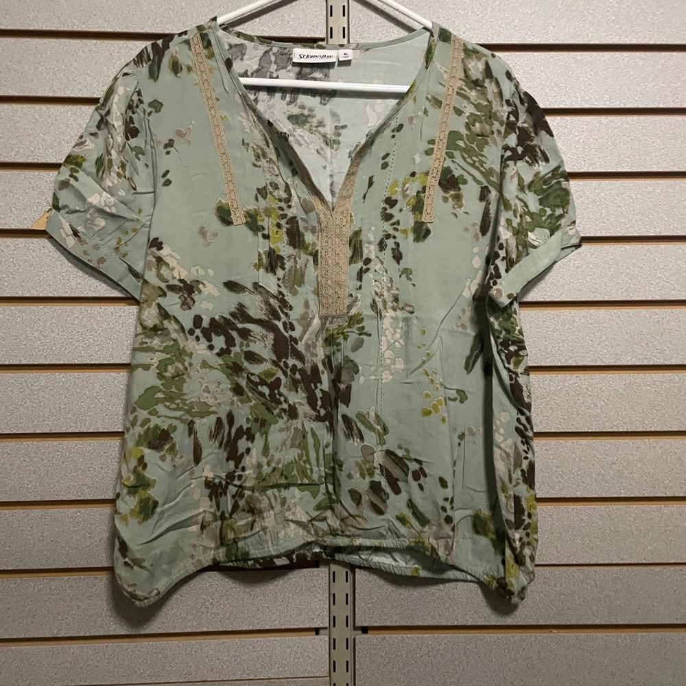 St Johns‎ Bay Women XL Green Abstract Print V Neck Lace Trim Short Sleeve Blouse